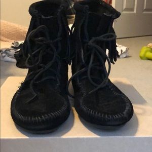 Minnetonka Short Black Fringe Moccasin Boots